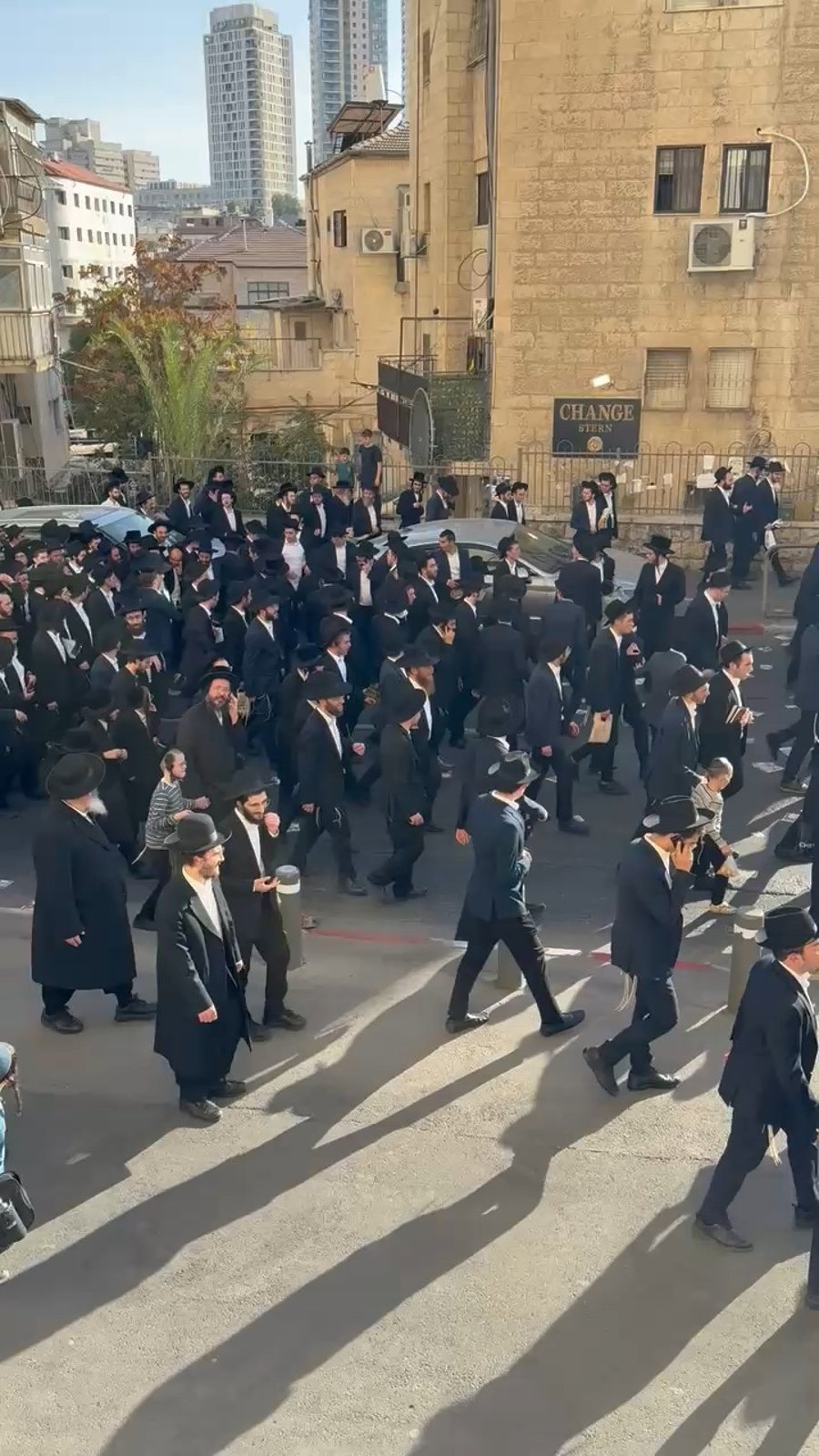 ר"י מיר הגרא"י פינקל צועד רגלית על רחוב מלכי ישראל אל עבר העצרת