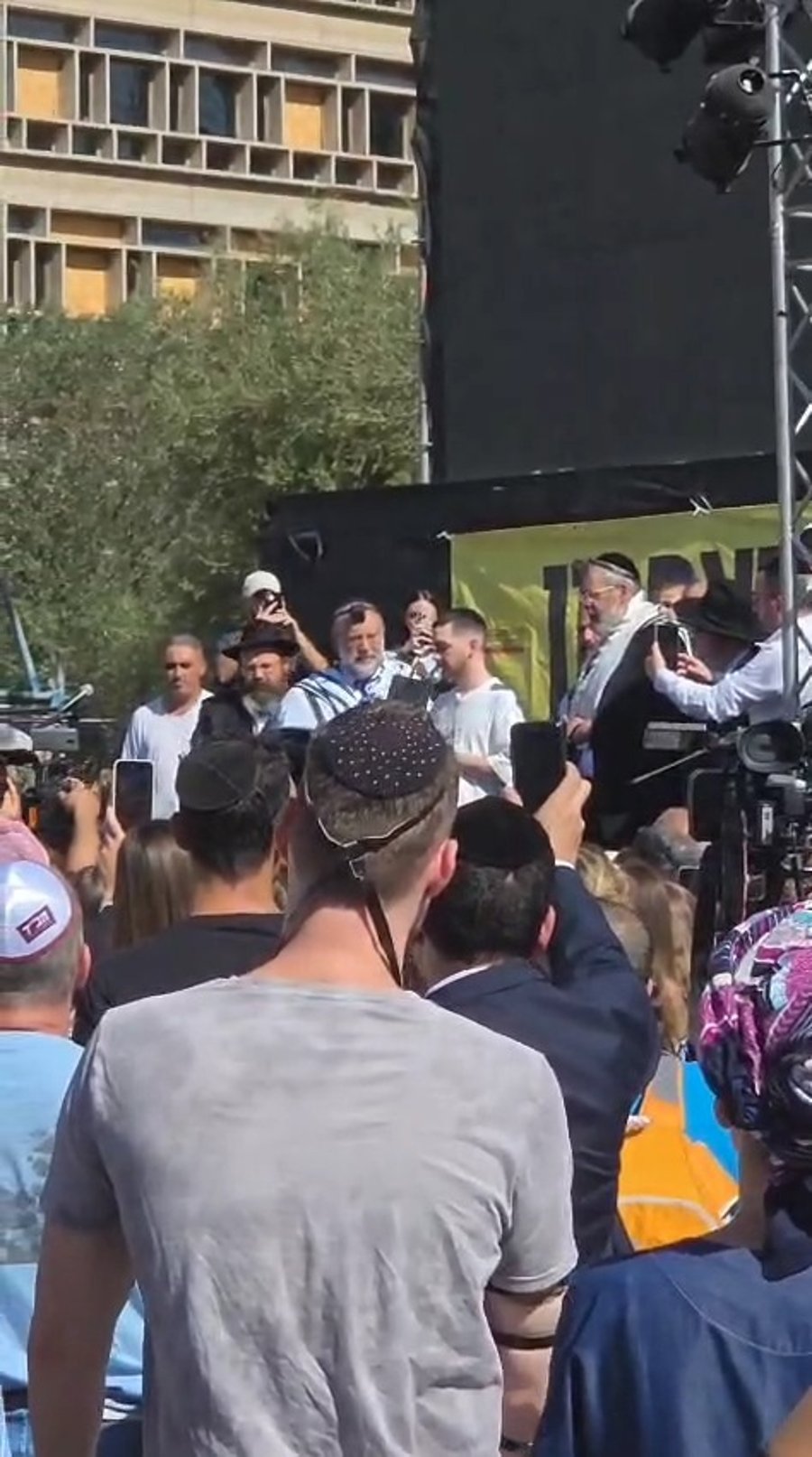 שורד השבי מניח תפילין בלב תל אביב