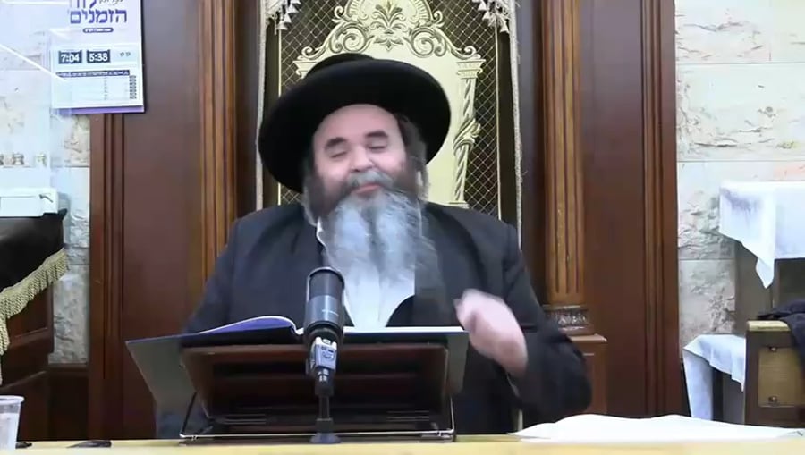 הרה"ג ר' מרדכי הערש שפיטצער במסירת השיעור השבועי