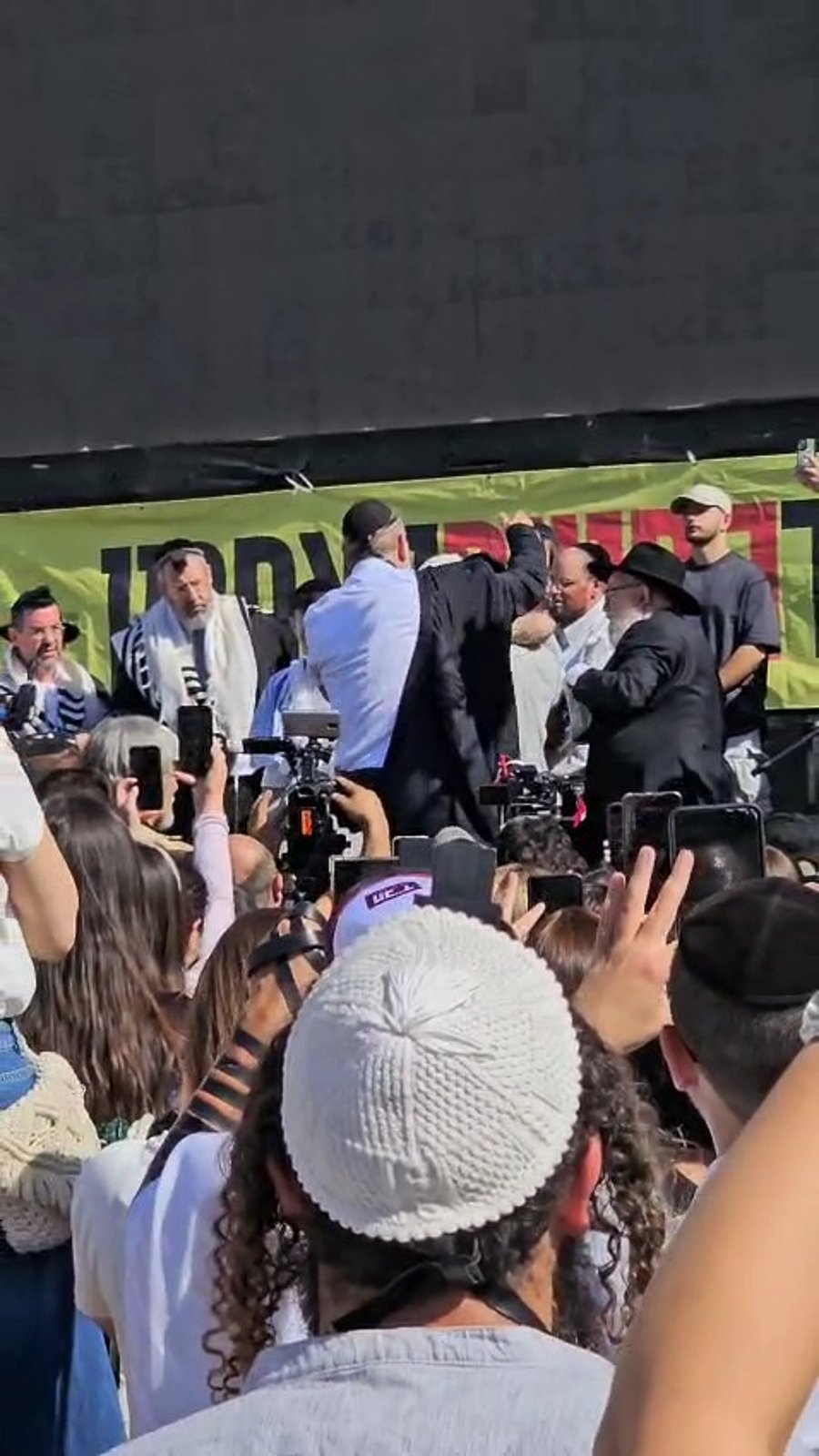 אביו של שורד השבי בר קופרשטין  מברך על הטלית