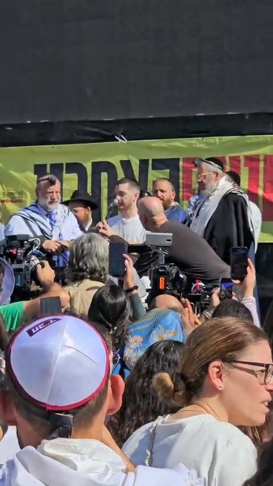 בר קופרשטיין מספר על התפילה בשבי