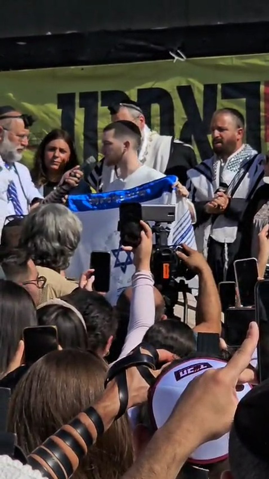 שורד השבי בר קופרשטיין מתעטף בטלית 