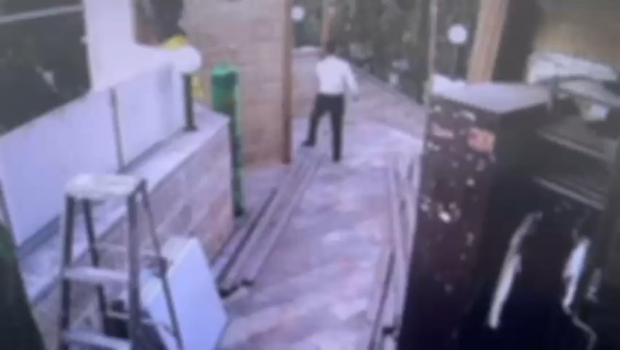 תיעוד ממצלמת אבטחה: החשוד צופה בהיחבא בקורבנותיו שנמלטו לאחר מעשיו