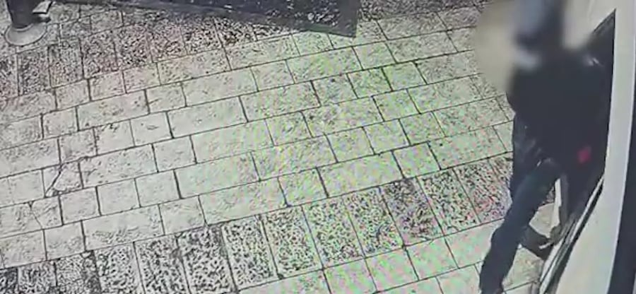 פורץ לגלריות בצפת ונתפס