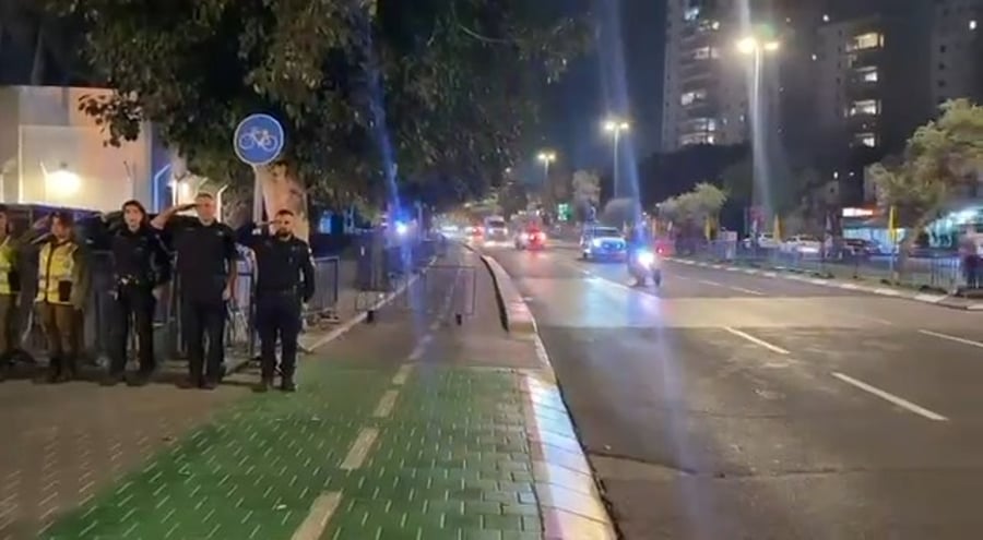 עשרות שוטרים מקבלים את ארונות החללים החטופים