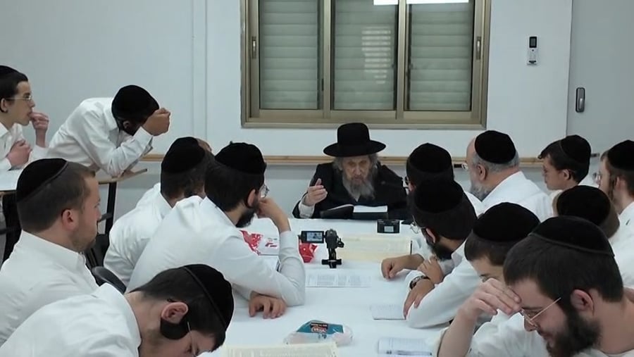 ראש הישיבה במסירת השיעור