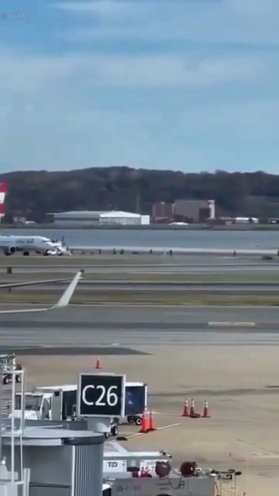 הנוסעים יורדים מהמטוס