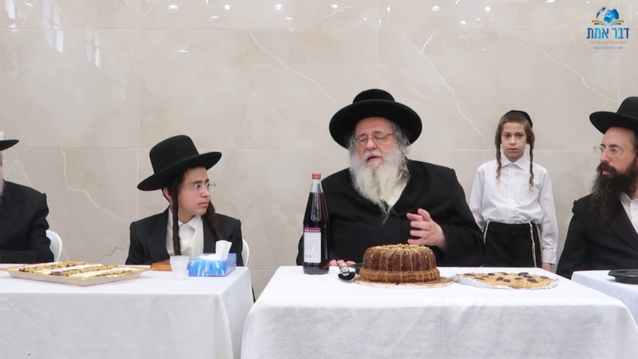 הגר"ש אלתר בטיש לחיים לאחר התפילה