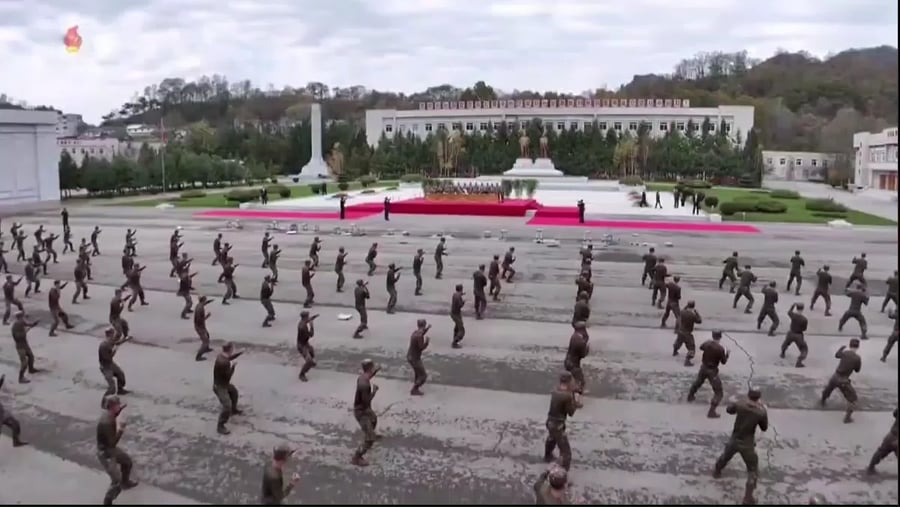 הרודן בצפון קוריאה צופה ביחידת העילית 