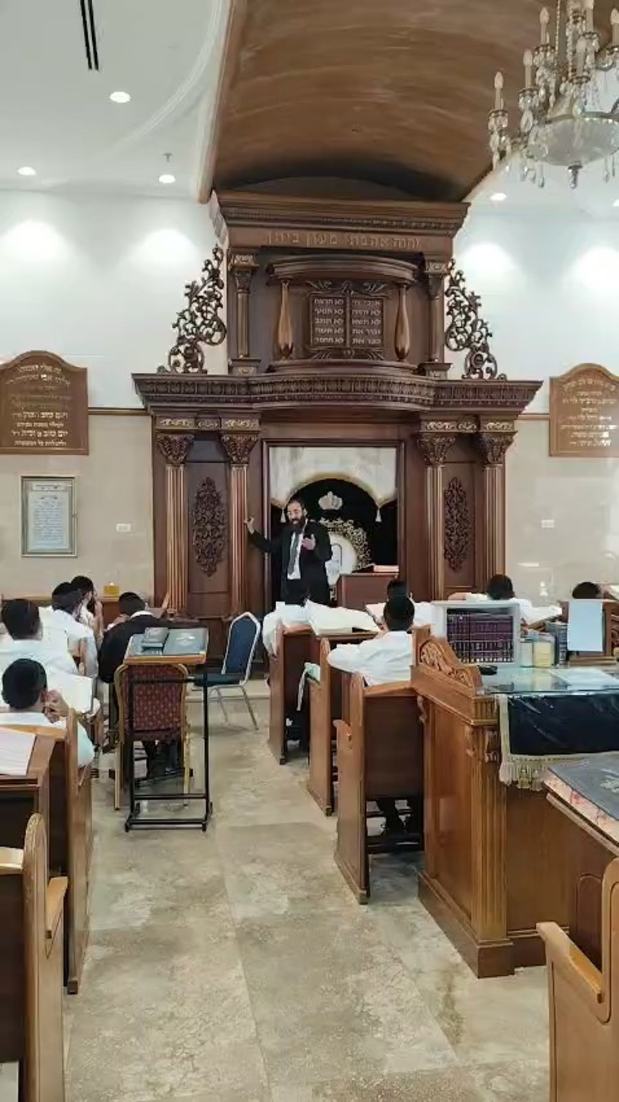 הגאון רבי עובדיה חזן בשיעור כללי בישיבת 'לב אליהו'