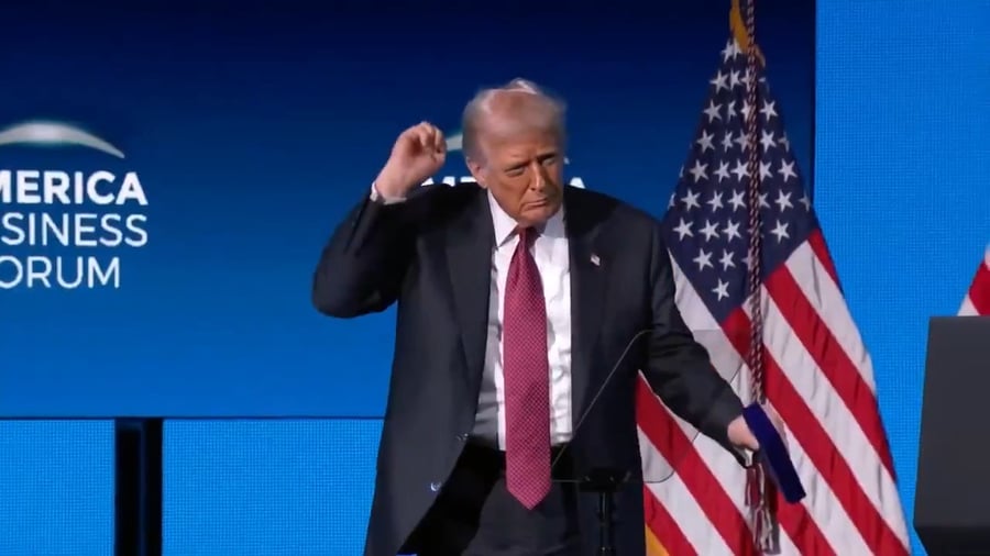 טראמפ רוקד לצלילי YMCA