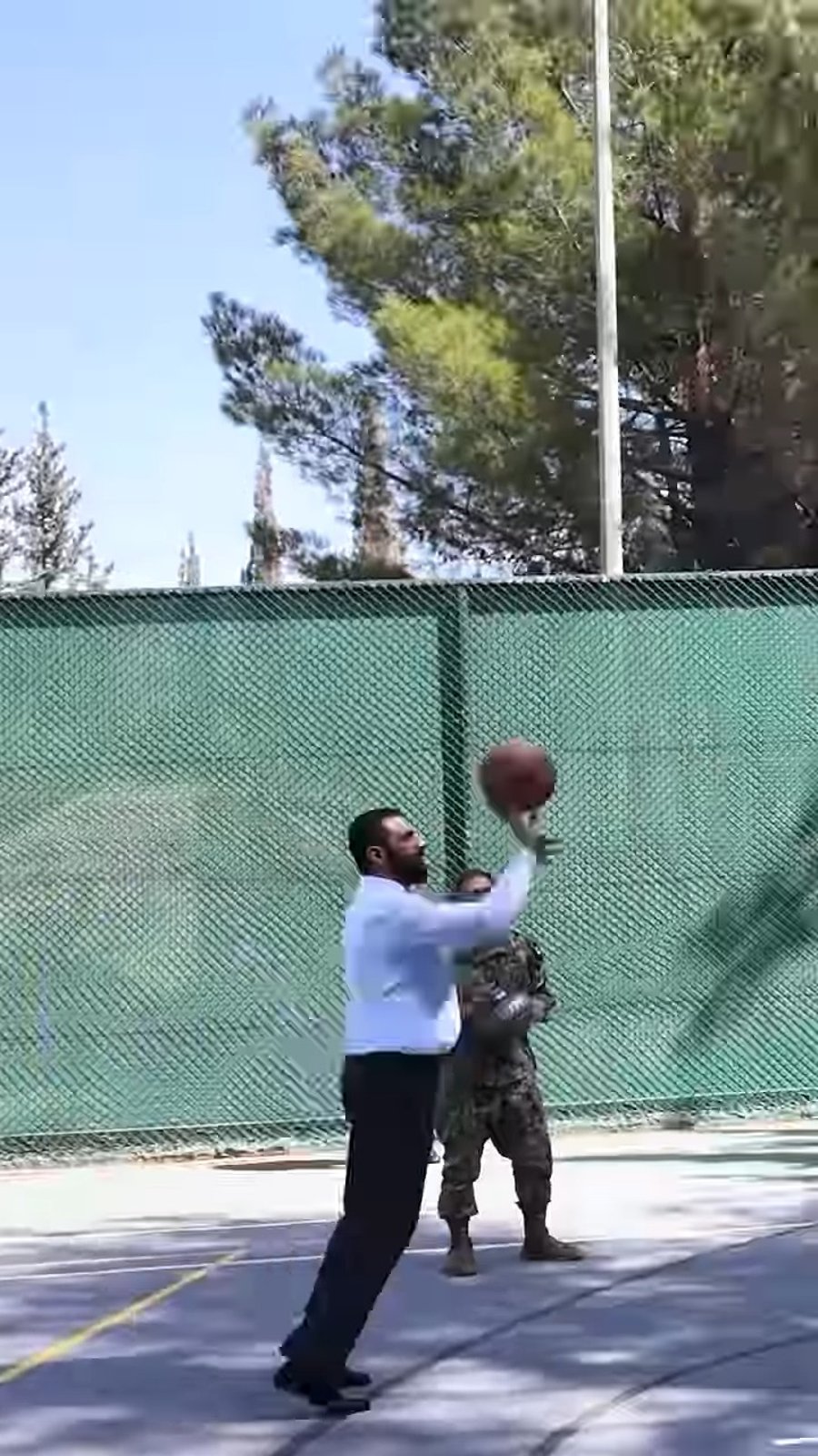 הנשיא הסורי משחק כדורסל עם המפקדים הבכירים