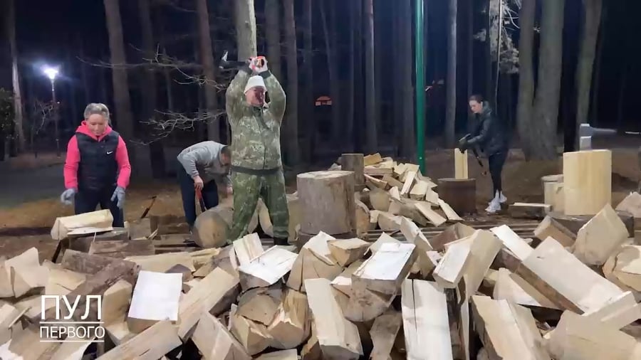 נשיא בלארוס בתחרות כריתת עצים