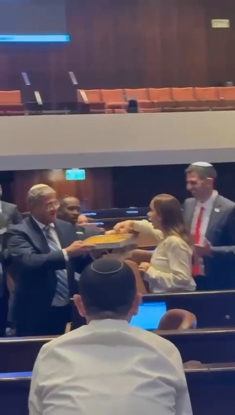 בן גביר מחלק בקלאוות לאחר העברת החוק במליאה