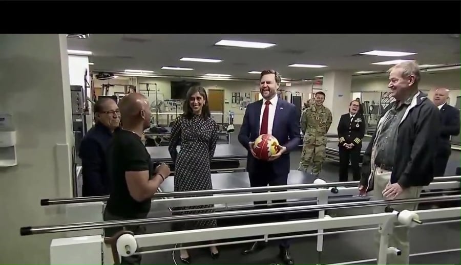 סגן הנשיא משתעשע עם החייל