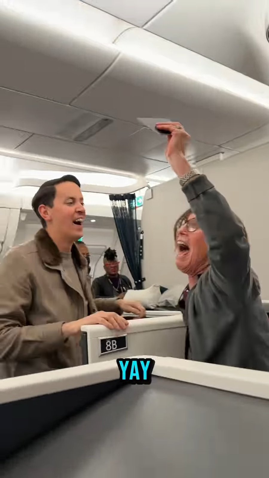 שאגות השמחה עם מציאת הדרכון