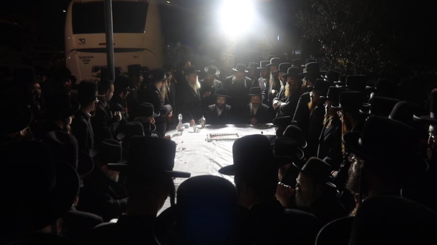 האדמו"ר מזוועהיל בתפילה בציון הק' בבית הקברות שייח באדר