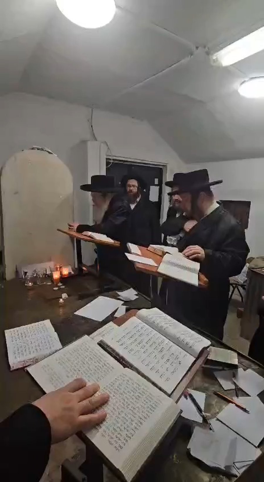 האדמו"ר מטאהש בתפילה בציון הק' בעיירת טאהש