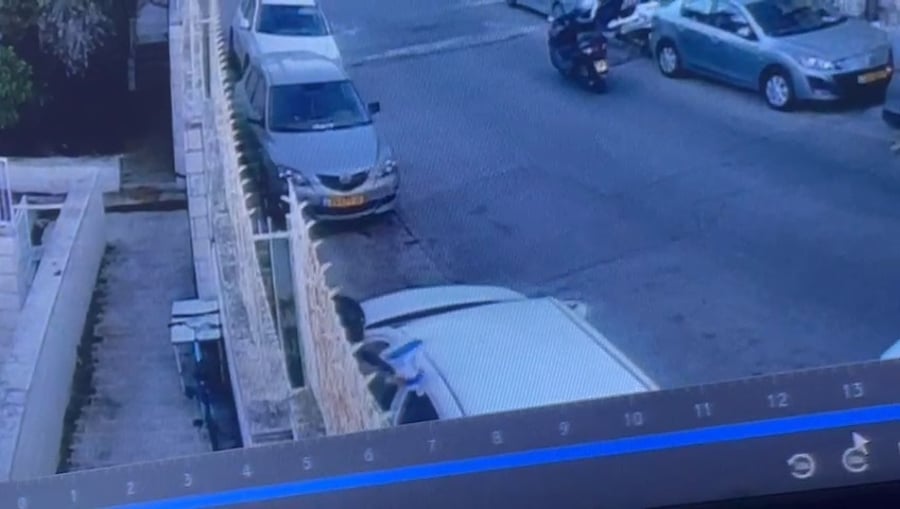 תולש את הדגל מהרכב