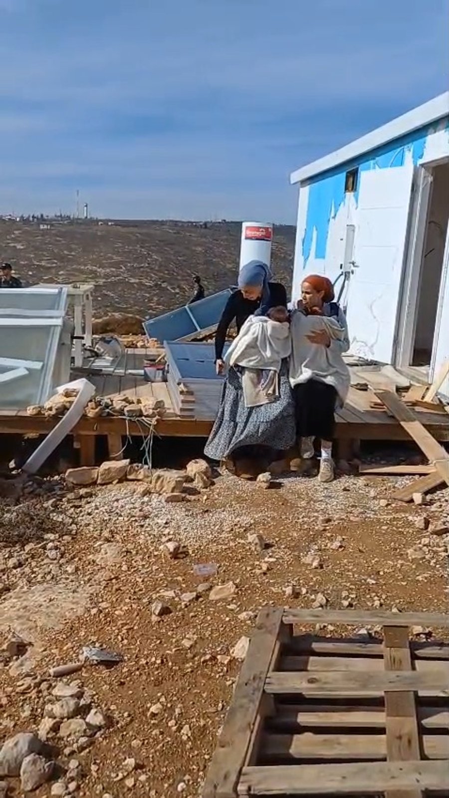 פינוי תושבים מהבתים במאחז