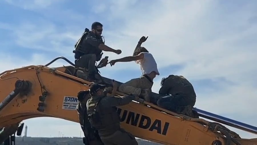 ריסוס מפגין בגז פלפל בפניו