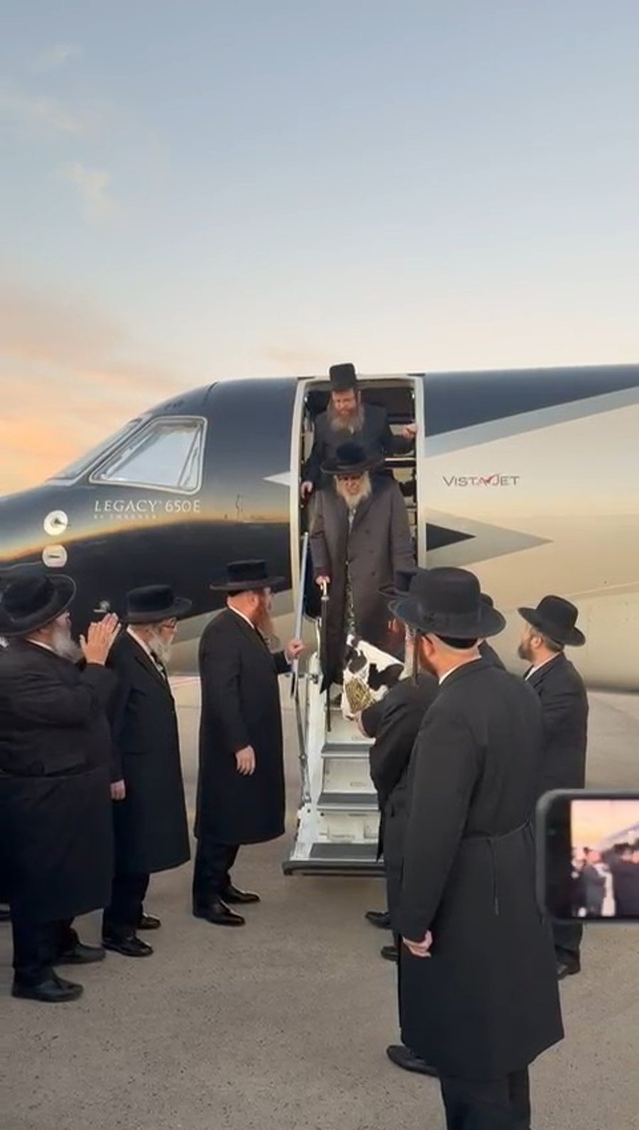 האדמו"ר מסאטמר ברדתו מהמטוס הפרטי