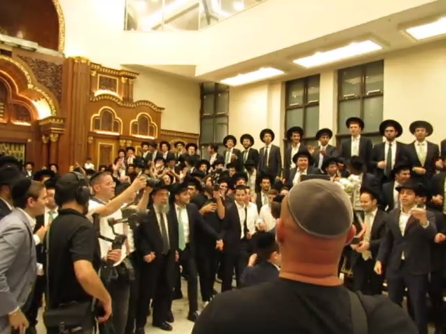 הכנסת ס"ת וחנוכת ארון הקודש בישיבת 'משכנות התורה'