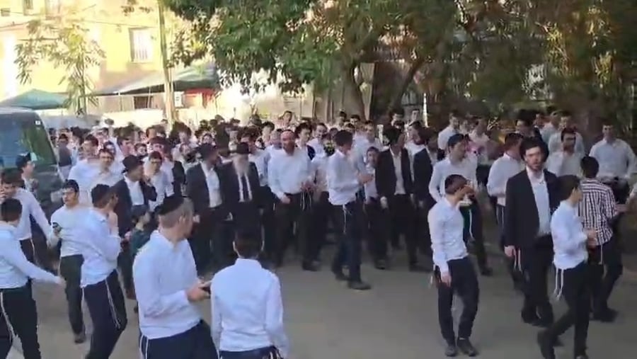 מלווים את הגר"א כהנמן נשיא הישיבה ברחובות העיר