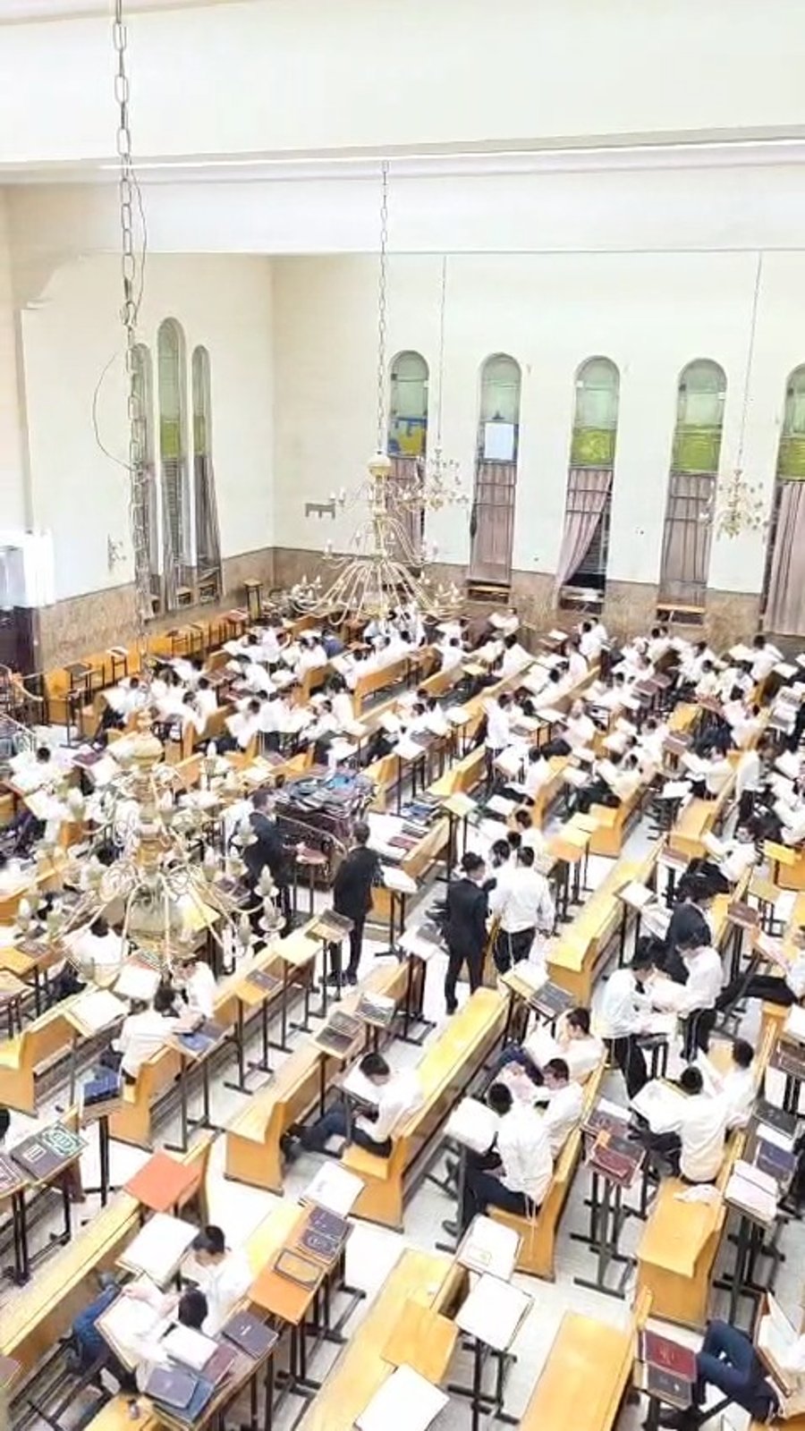 הצצה מהחלון אל היכל ישיבת פוניבז' לאחר הפסק