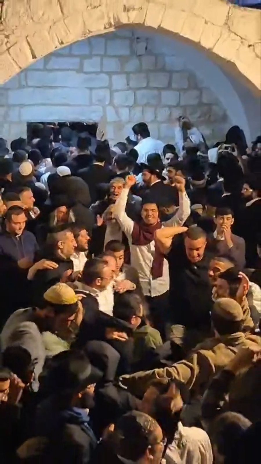 תיעודים מכניסת המתפללים לציונו של יוסף הצדיק