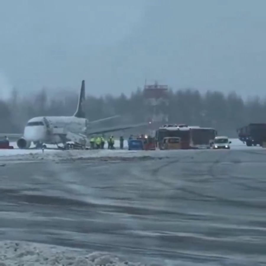 כוחות החירום בסמוך למטוס