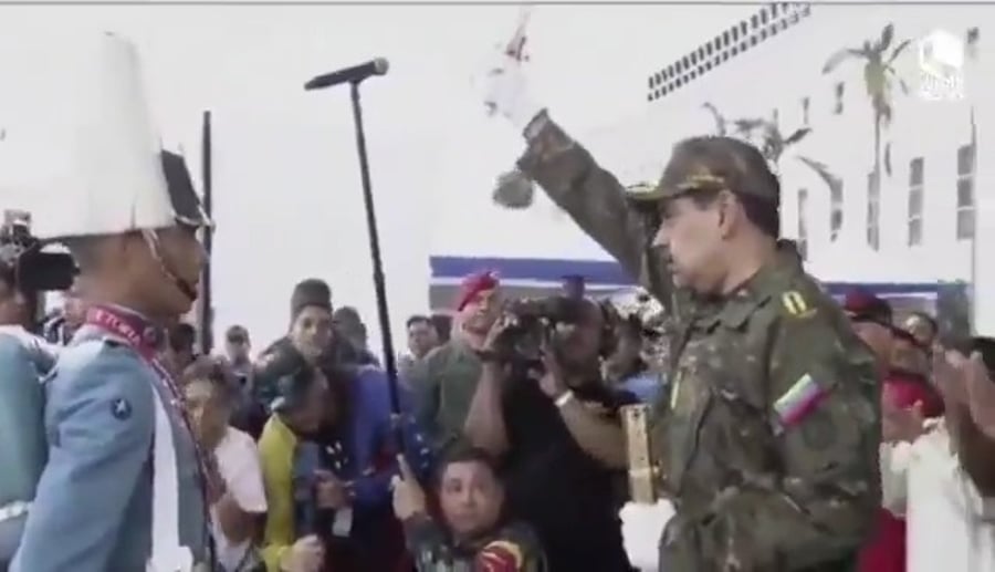 נשיא ונצואלה מאדורו לבוש מדי צבא, מניף חרב בפני אלפים מתומכיו וקורא : הכישלון אינו אופציה.