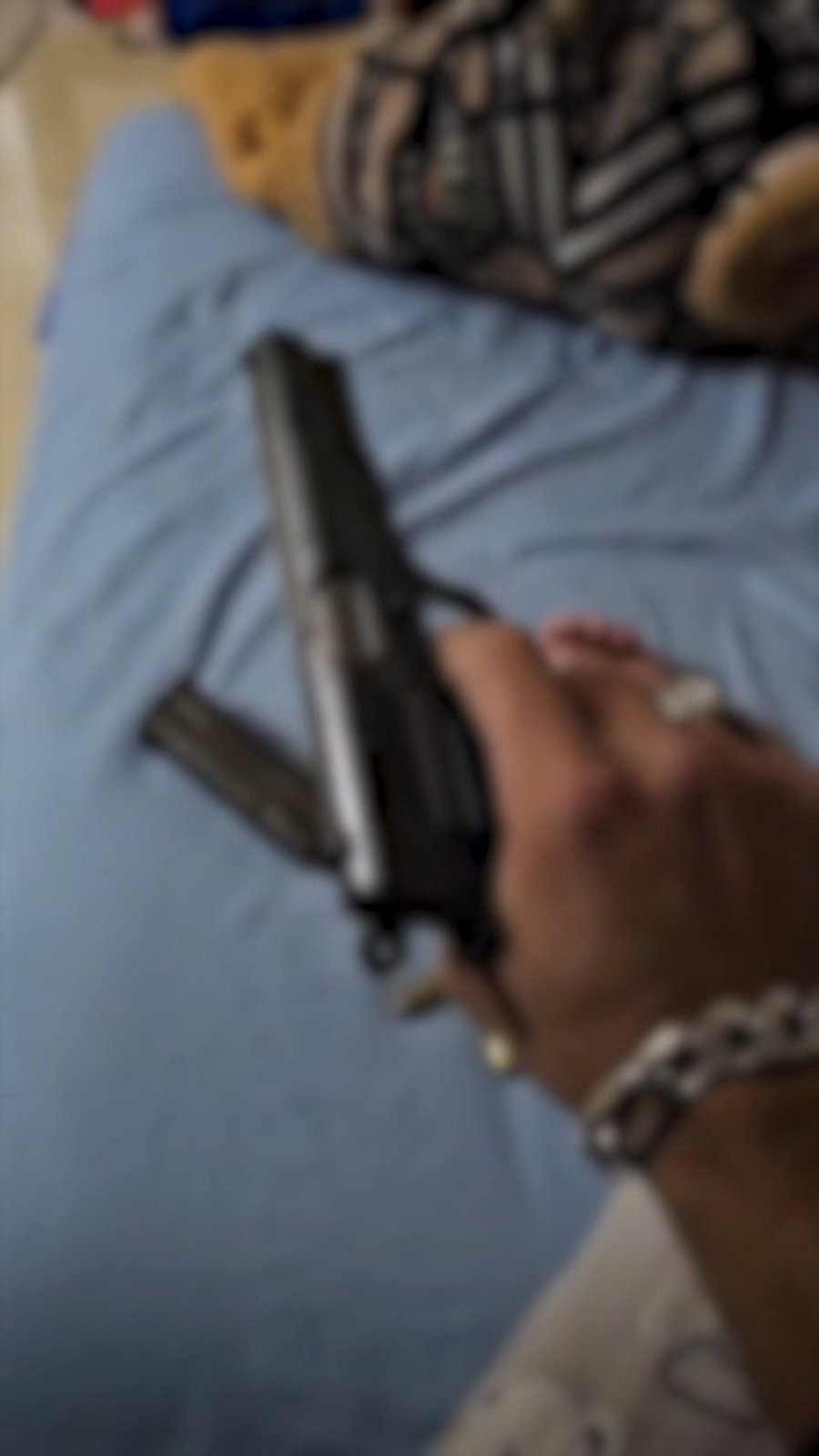 תיעוד הנשק מעל הילד