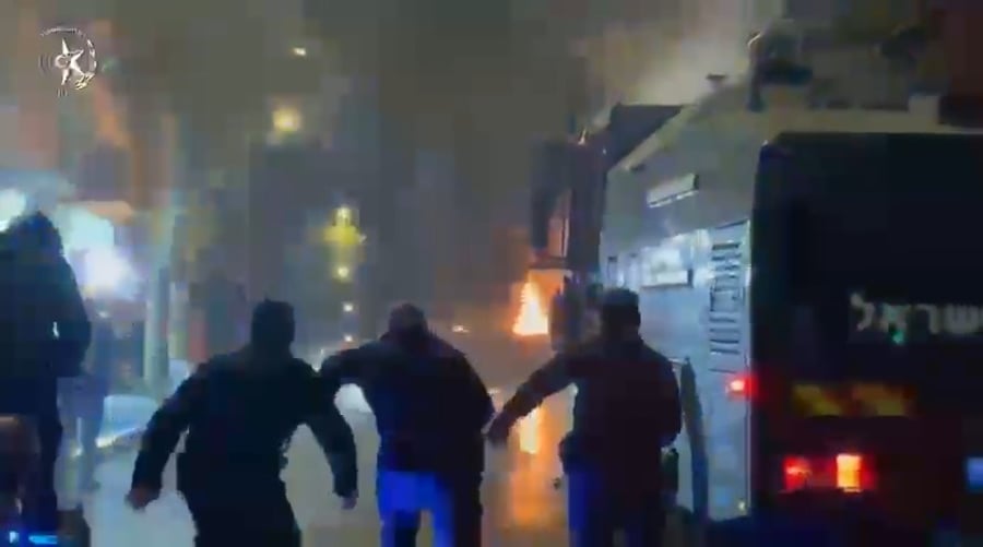 הבערת הפחים הערב בהפגנה