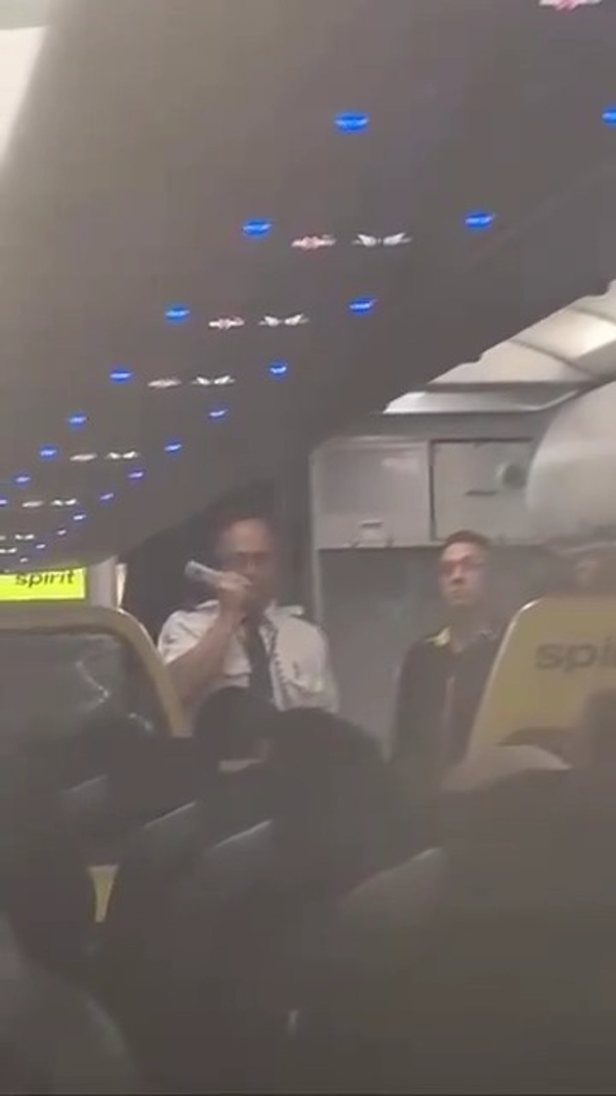 הדייל מודיע לנוסעים על עליית כוחות האבטחה