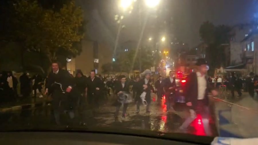 הבערת הפחים הערב בהפגנה