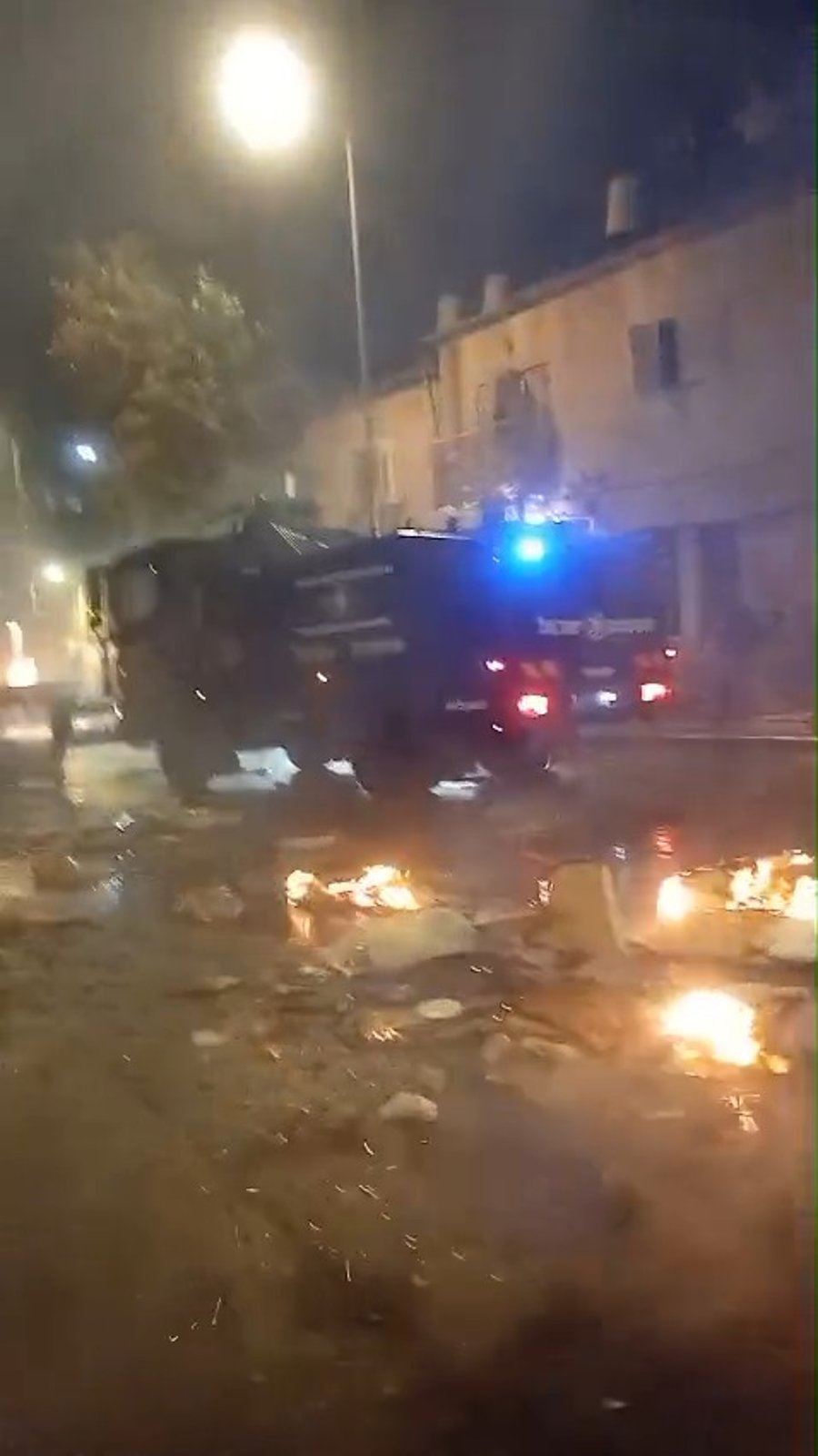 הבערת הפחים הערב בהפגנה