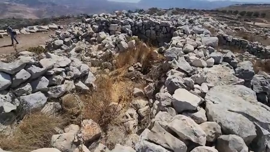 מסע בהר עיבל: ממזבח יהושע לסבסטיה חבוש בתרבוש מסוריה רוכב על חמור בשם שרה