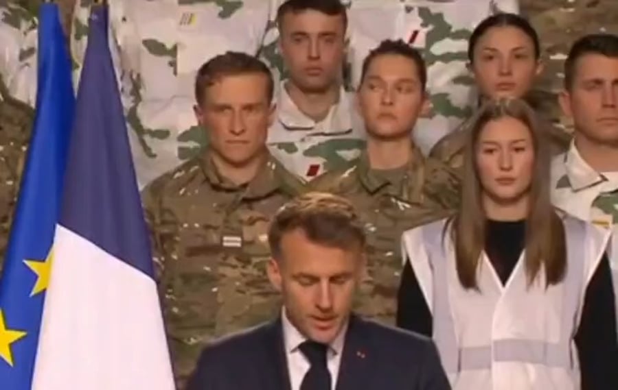 החייל במהלך נאומו של הנשיא