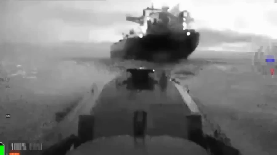 הכטב"מ האוקראיני  עושה את דרכו למכלית הרוסית 