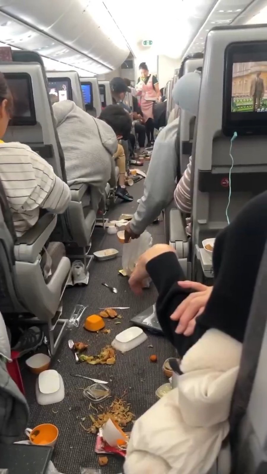 המטוס המטונף לאחר המערבולת אוויר