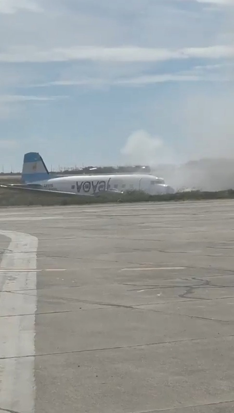 המטוס תקוע על הדשא בצידי המסלול