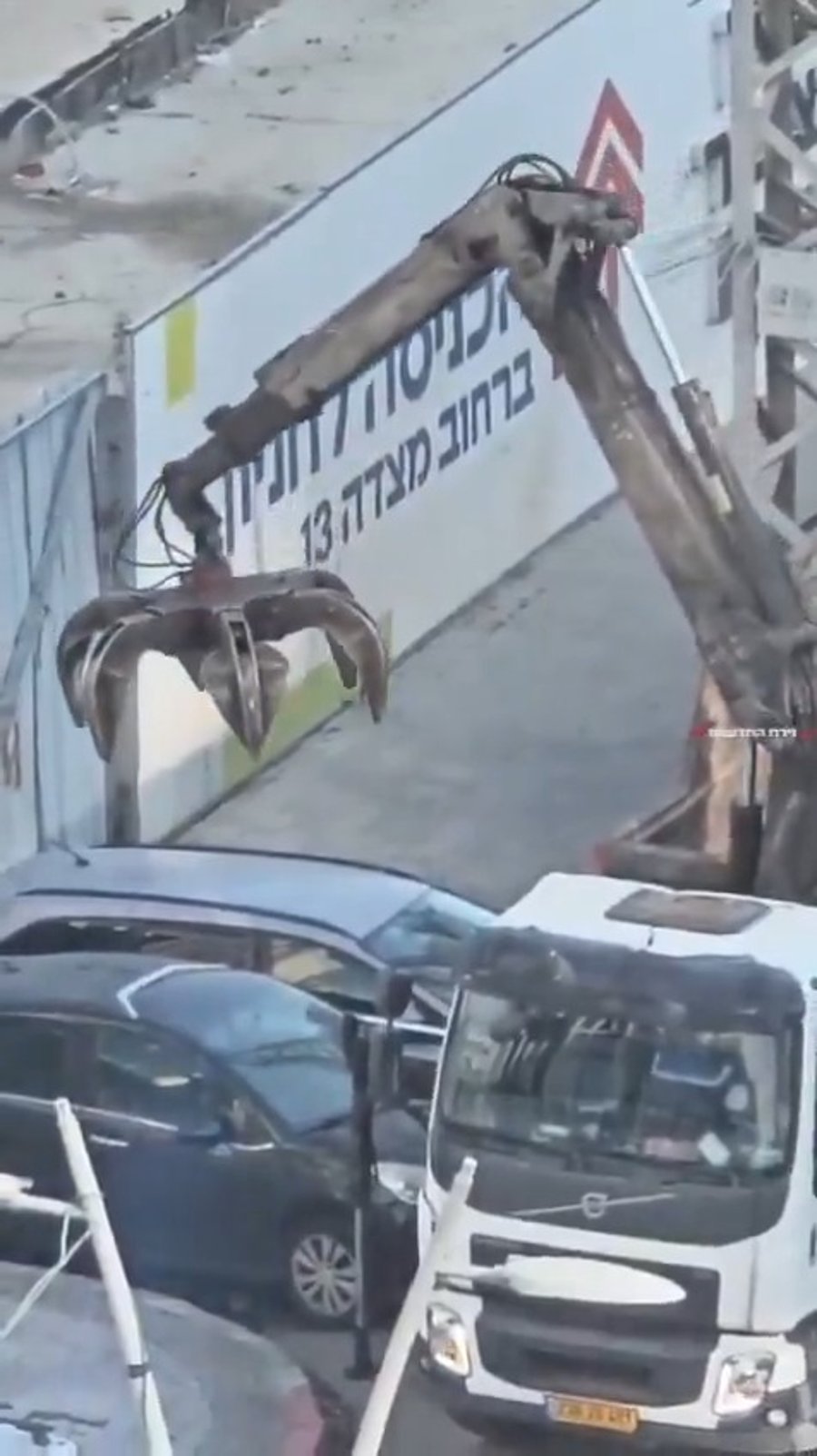 הריסה יזומה של רכבים בבני ברק