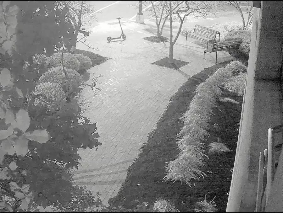 החשוד מניח את המטענים