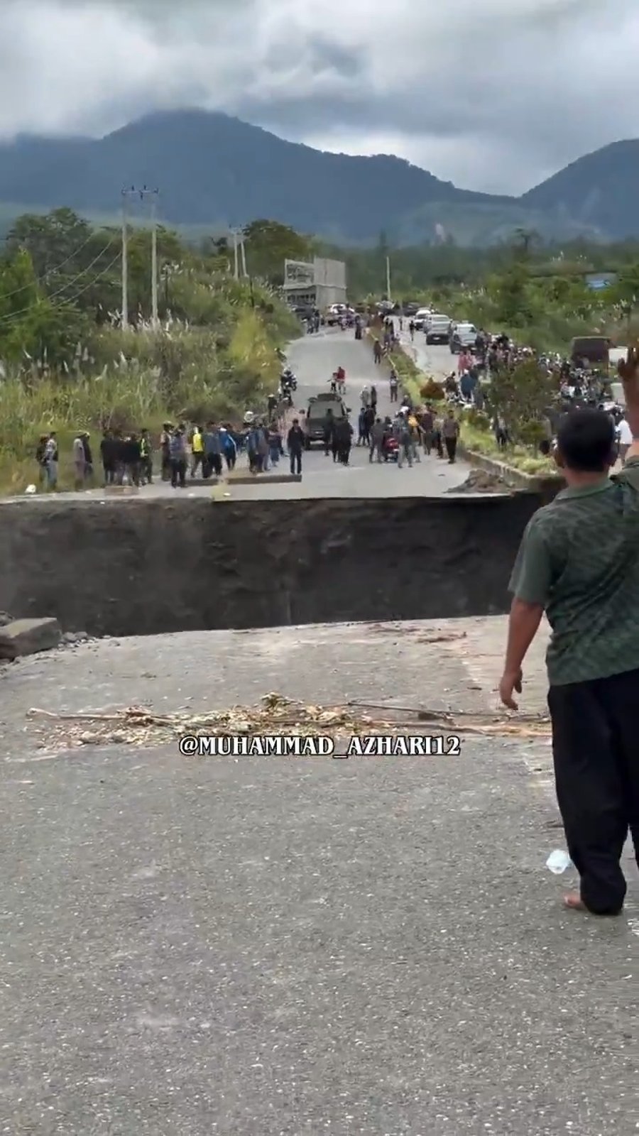 הכביש קורס באינדונזיה 