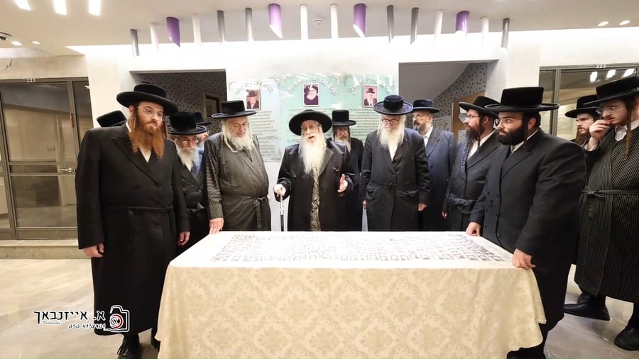 האדמו"ר מצאנז בביקור בבית לפליטות