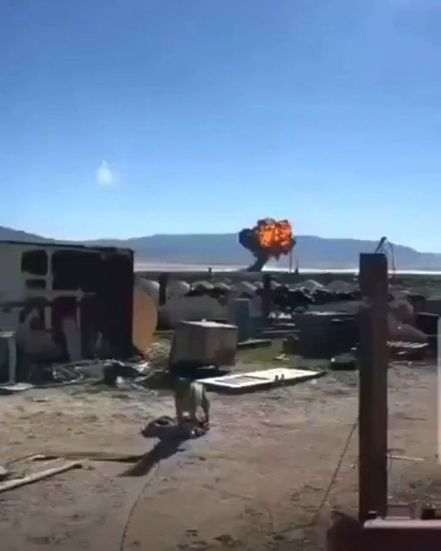 המטוס מתרסק