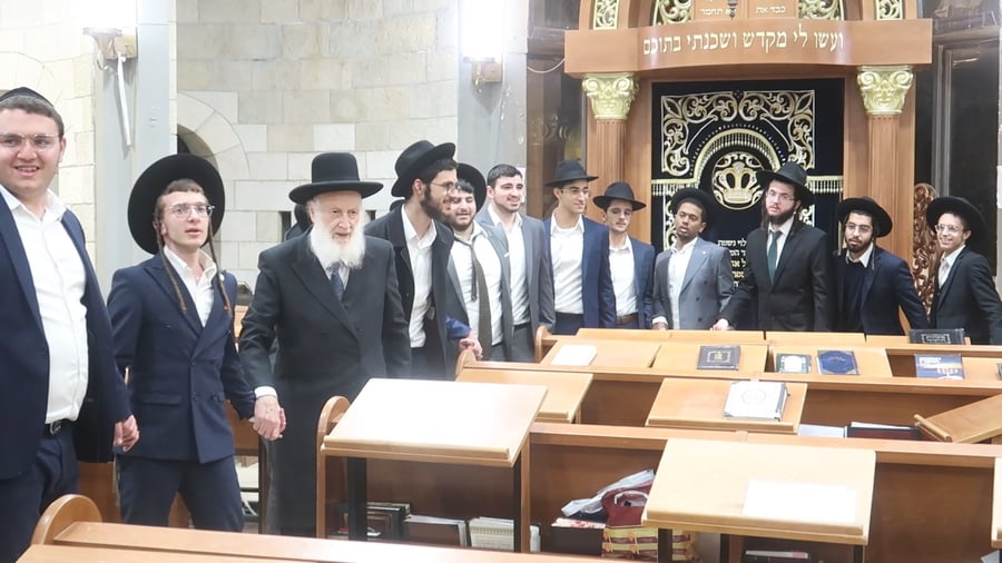  מוצאי שב"ק אצל הגאון רבי שמואל בצלאל