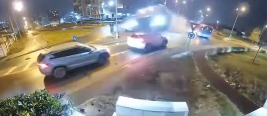 המרצדס מרחפת מעל מכוניות