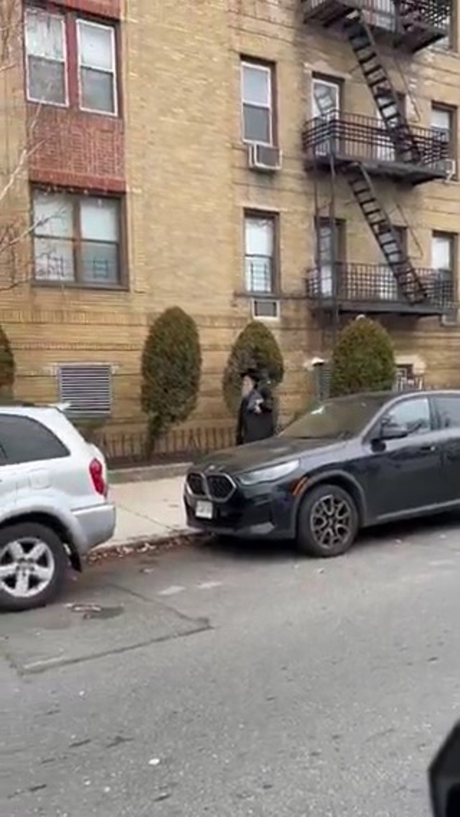 הרבי מקוזמיר צועד לבד בבורו פארק